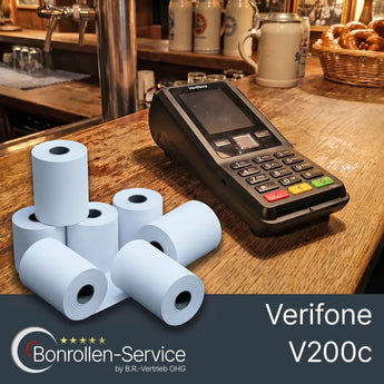 Das EC-Terminal Verifone V200c auf dem Tresen eines Bierlokals neben einem Stapel EC-Rollen